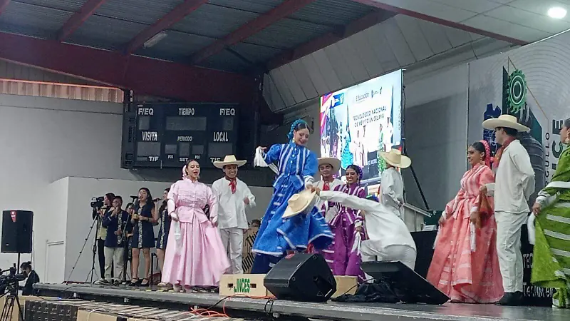 Previo a la ceremonia de inicio de ciclo el ballet folclórico 